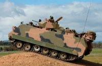 Пентагон показав, як бронетранспортери M113 завантажують для відправки в Україну