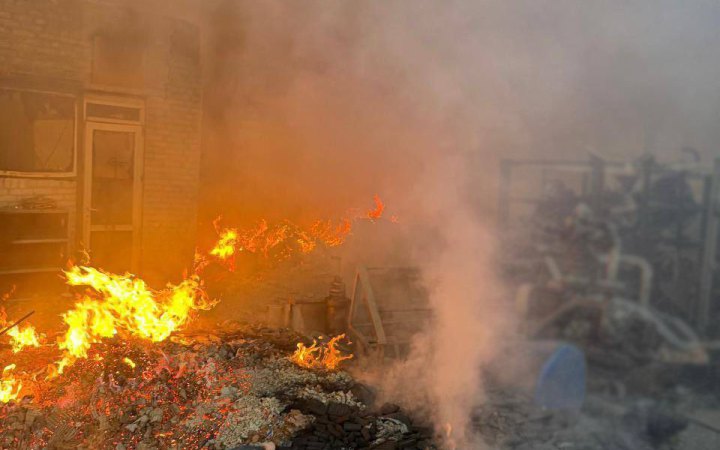 У Чернігівській області ворог атакував підприємство, спалахнула масштабна пожежа (оновлено)