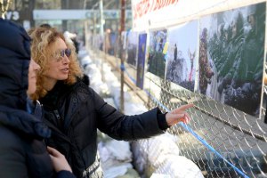 Издательство "Основы" отбирает фотографии для книги о Евромайдане