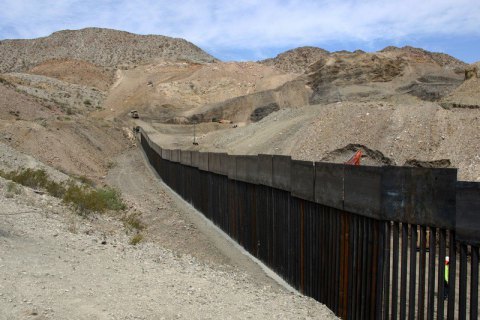 США перенаправлять частину коштів з програми зі стримування Росії на будівництво стіни з Мексикою