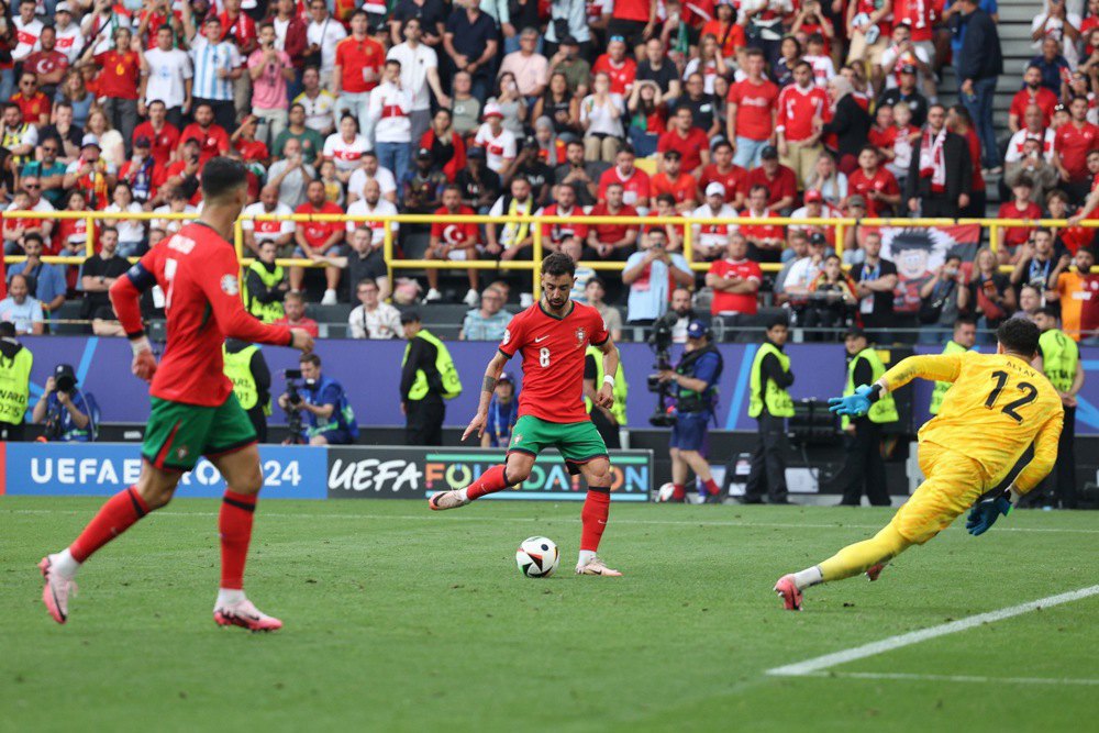Бруно Фернандеш (по центру) з Португалії забиває гол під час футбольного матчу групи F Євро-2024 між Туреччиною та Португалією в Дортмунді, Німеччина.