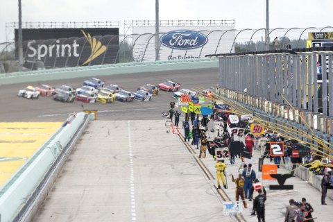 На відміну від Формули-1 в США автогоночна серія NASCAR має намір відновити чемпіонат