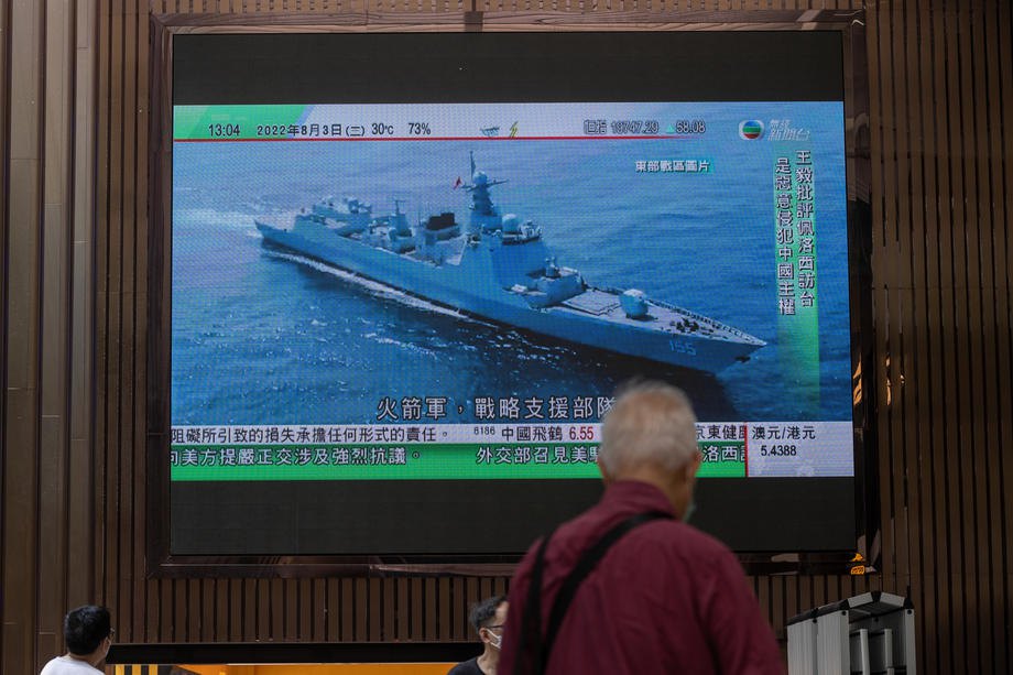 Новини про маневри військового корабля Народно-визвольної армії в транслюються на екрані в торговому центрі Гонконга, Китай, 3 серпня 2022 року.