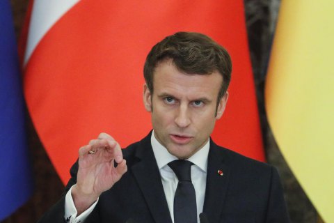 Макрон созвал Совет безопасности Франции из-за ситуации между Украиной и Россией 