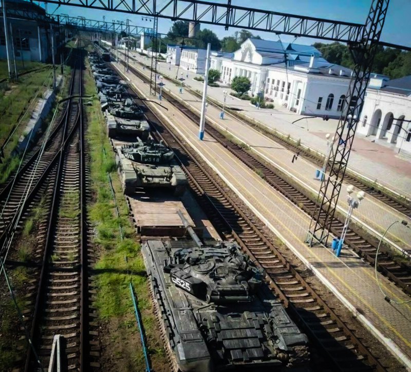 Ешелон ворожих танків Т-72Б у тимчасово окупованому Мелітополі, травень 2022. 