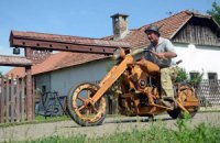 В Венгрии собрали мотоцикл из дерева и коровьих рогов