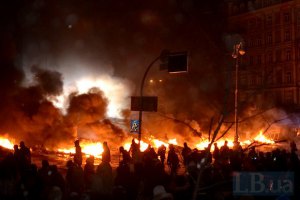 На баррикадах улицы Грушевского собрались 5 тысяч человек