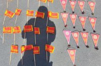 У Києві чоловік розвісив десятки радянських прапорців на паркані гімназії