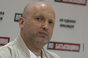 Турчинов скаржиться на фальсифікаціі після закриття дільниць