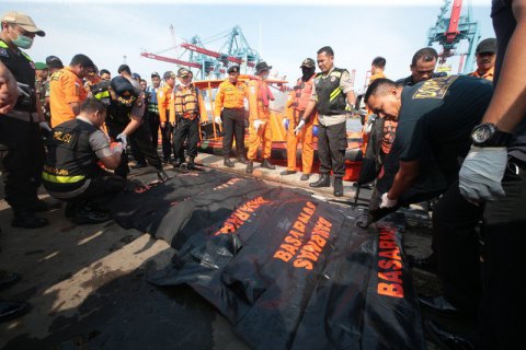 На месте крушения Боинга в Индонезии обнаружили тела нескольких погибших (обновлено)