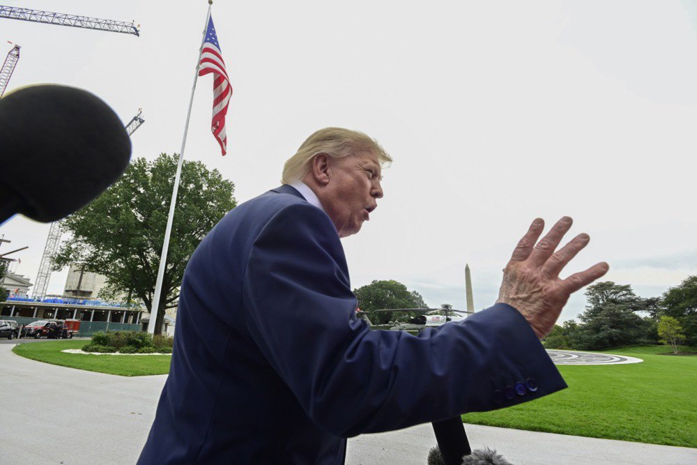 Президент США Дональд Трамп спілкується з журналістами на Південній галявині Білого дому, 10 жовтня 2026 року