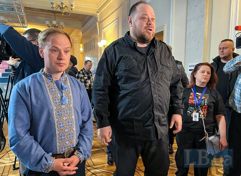 Ярослав Юрчишин і Руслан Стефанчук (у центрі) у кулуарах ВРУ.