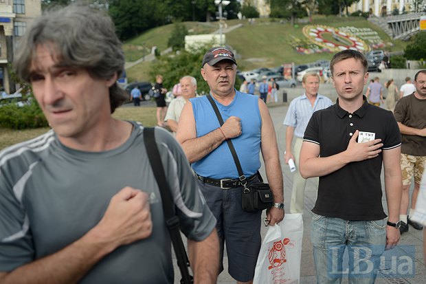 Общественный активист Александр Данилюк (в черной футболке) оставался на Майдане до последнего, помогал другим участникам отбиваться от Беркута