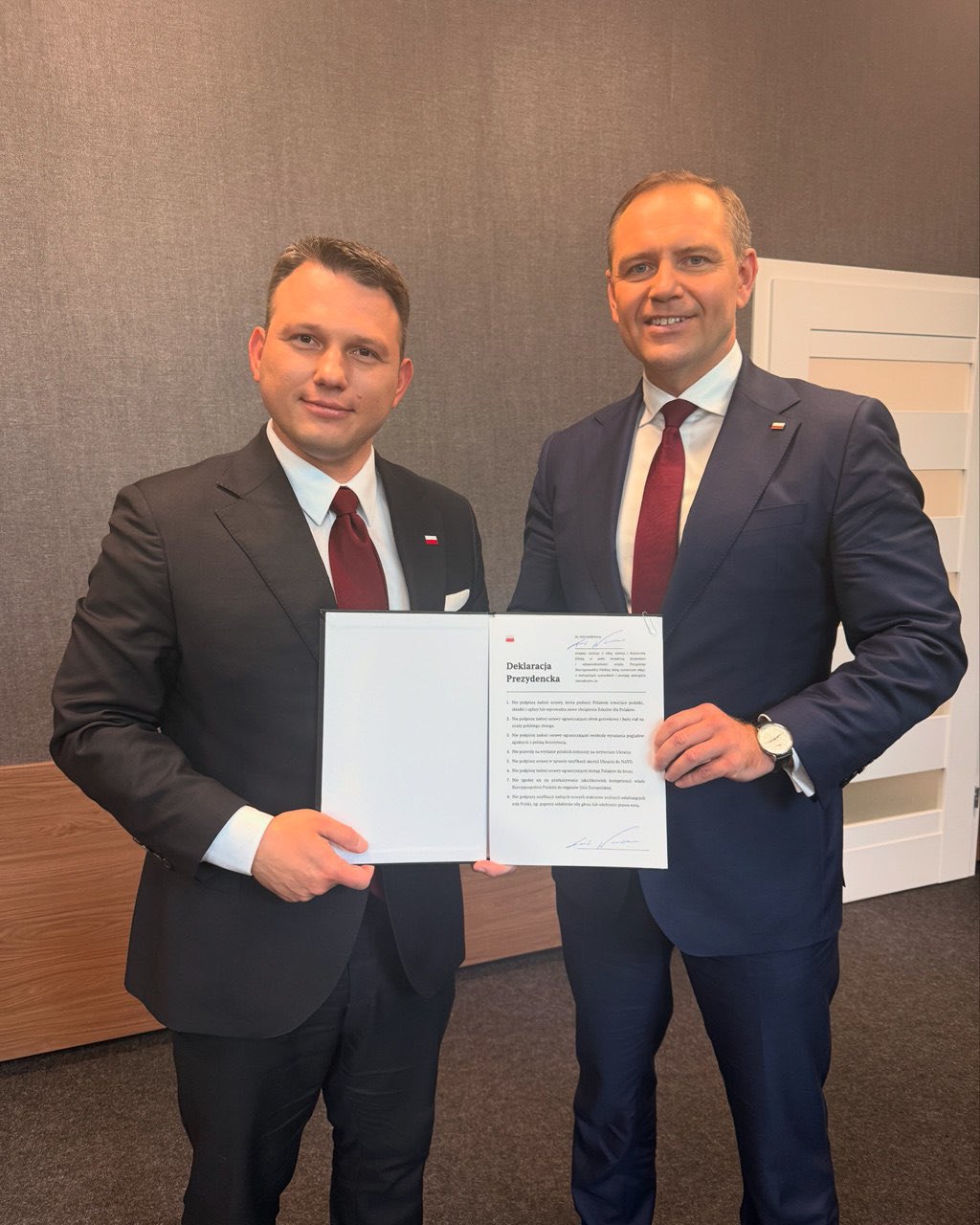 Славомір Менцен і Кароль Навроцький з підписаною Торунською декларацією