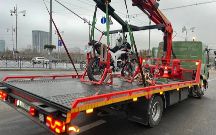 У Києві вперше евакуювали мотоцикл за порушення ПДР