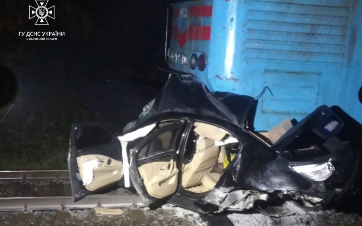 На Львівщині потяг зіткнувся з автомобілем, двоє загиблих
