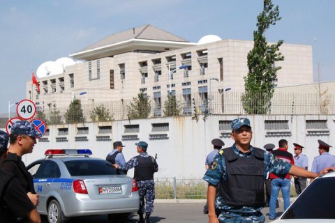 Смертник протаранил ворота посольства Китая в Бишкеке (обновлено)