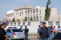 Смертник протаранил ворота посольства Китая в Бишкеке (обновлено)