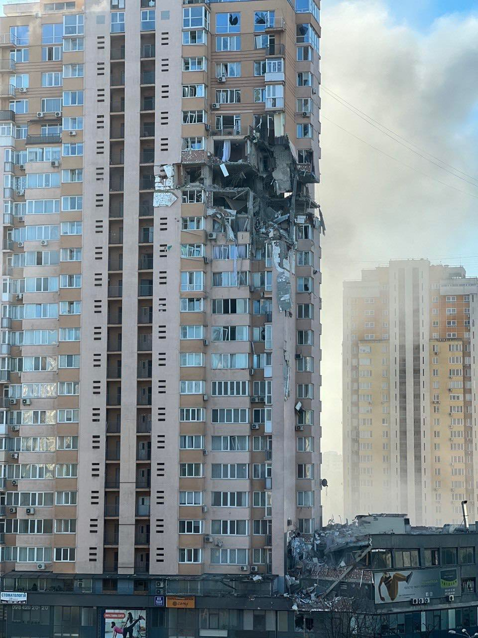 Попадання ракети в будинок в Києві