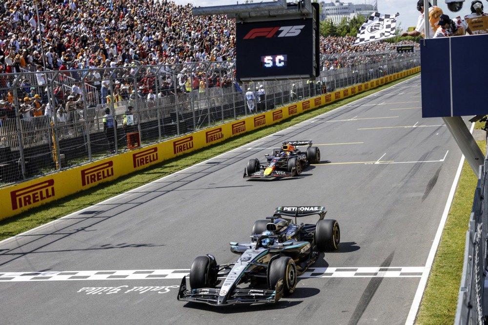 Джордж Рассел перетинає фінішну лінію