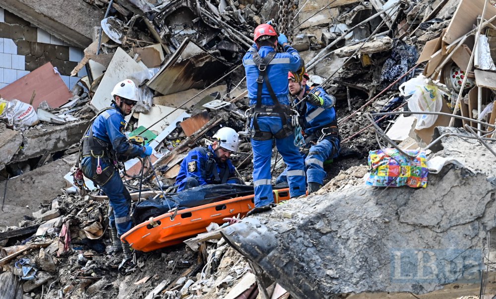 Рятувальники деблокували тіло загиблого на місці обстрілу багатоповерхівки у Шевченківському районі Києва 23 червня
