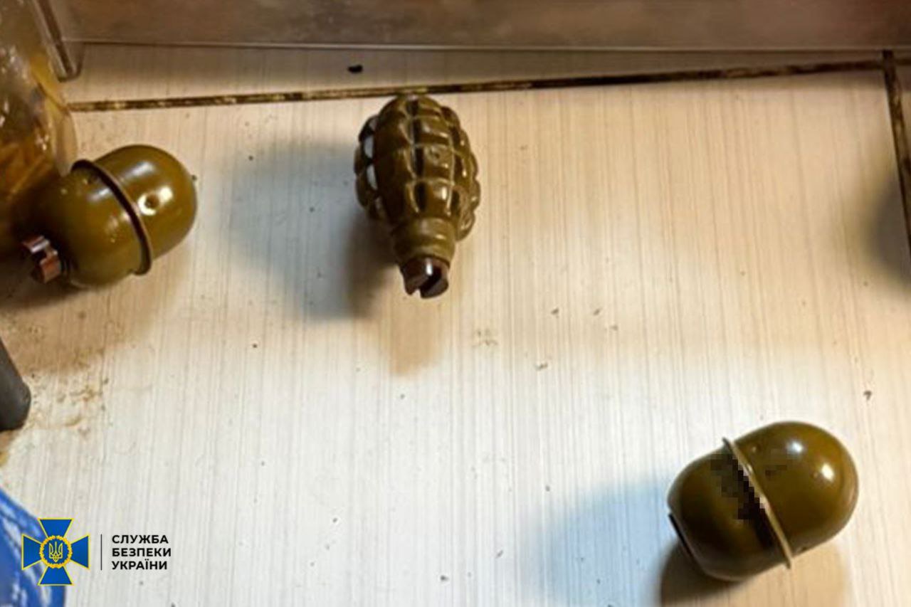 Підозрюваного затримали, коли він споряджав вибуховий пристрій мобільними телефонами для віддаленої активації