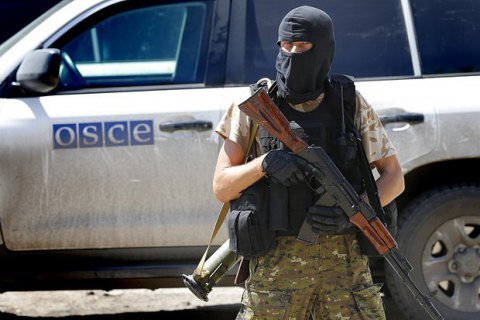 В наблюдателей ОБСЕ на Донбассе бросили дымовую шашку