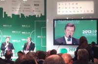Янукович пригласил инвесторов посмотреть на раздетых женщин