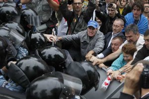 Прихильники Тимошенко побилися з "Беркутом" біля "Олімпійського"