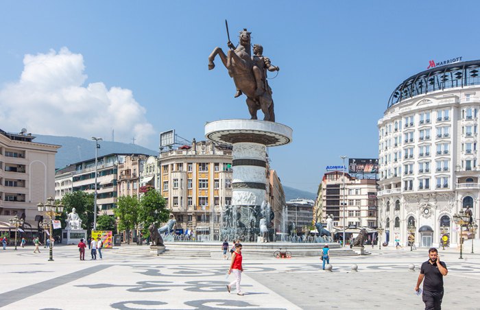 На главной площади Скопье, столицы Македонии, расположен огромный памятник Александру Македонскому