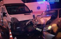 Шесть человек пострадали при лобовом столкновении такси и микроавтобуса в Киеве