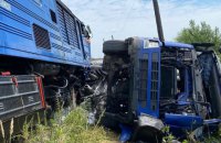 Пассажирский поезд столкнулся с фурой на Закарпатье, пострадали пассажиры (обновлено)