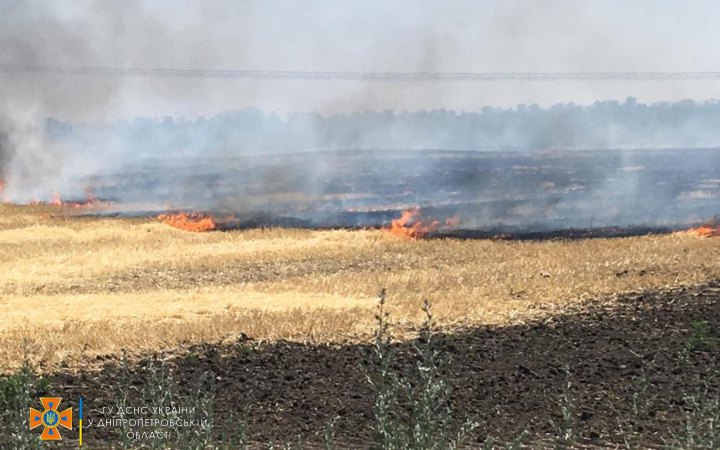 Росія вдруге за добу обстріляла Дніпропетровщину, загорілося поле пшениці