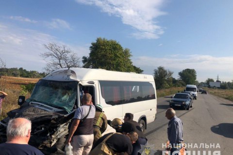 10 людей пострадали в результате столкновения маршрутки с грузовиком в Днепропетровской области