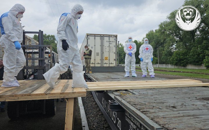СБУ показала ексклюзивне відео з повернення 1200 тіл полеглих захисників