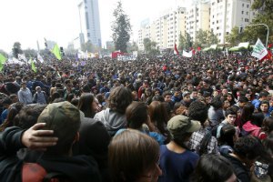 В Чили многотысячная акция протеста переросла в стычки с полицией