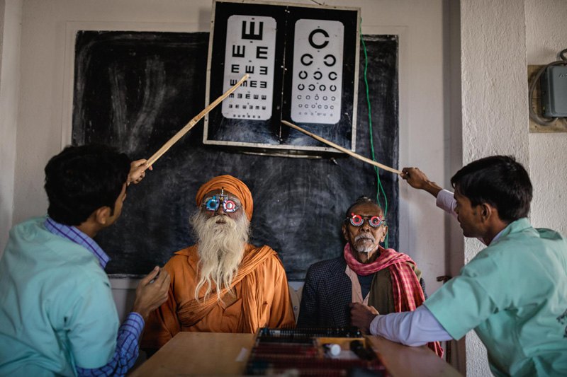 Медработники проверяют зрение местного населения, район Сундарбан, Индия