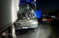 На трассе у Днепра произошло смертельное ДТП с участием двух грузовиков и легковушки