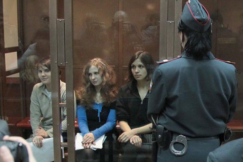 Московский суд отпустил участников Pussy Riot под личное обязательство