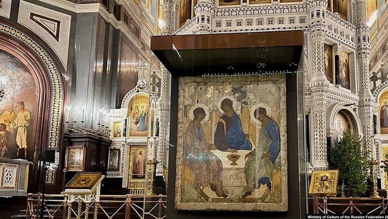 «Трійця» Андрія Рубльова, перевезена з Третьяковської галереї до храму Христа Спасителя в Москві.