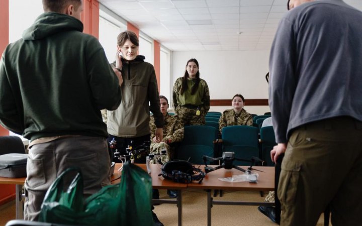 Оновлений шкільний предмет «Захист України» видається насиченим і сучасним, але є чимало запитань