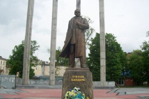 Неизвестный сообщил о минировании памятника Бандере во Львове