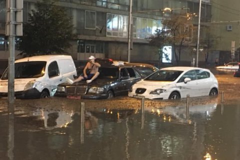 КМДА: Збитки за втоплені авто повинні відшкодувати страхові компанії, а не мерія або "Київавтодор"