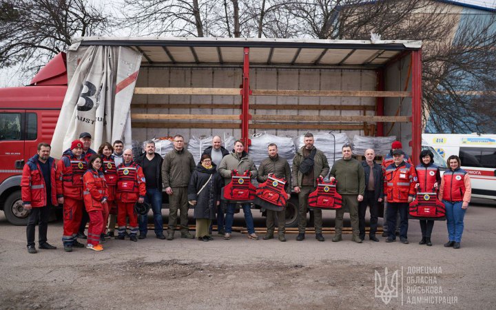 Волонтери передали чергову партію бронежилетів для медиків Донеччини, - Кириленко