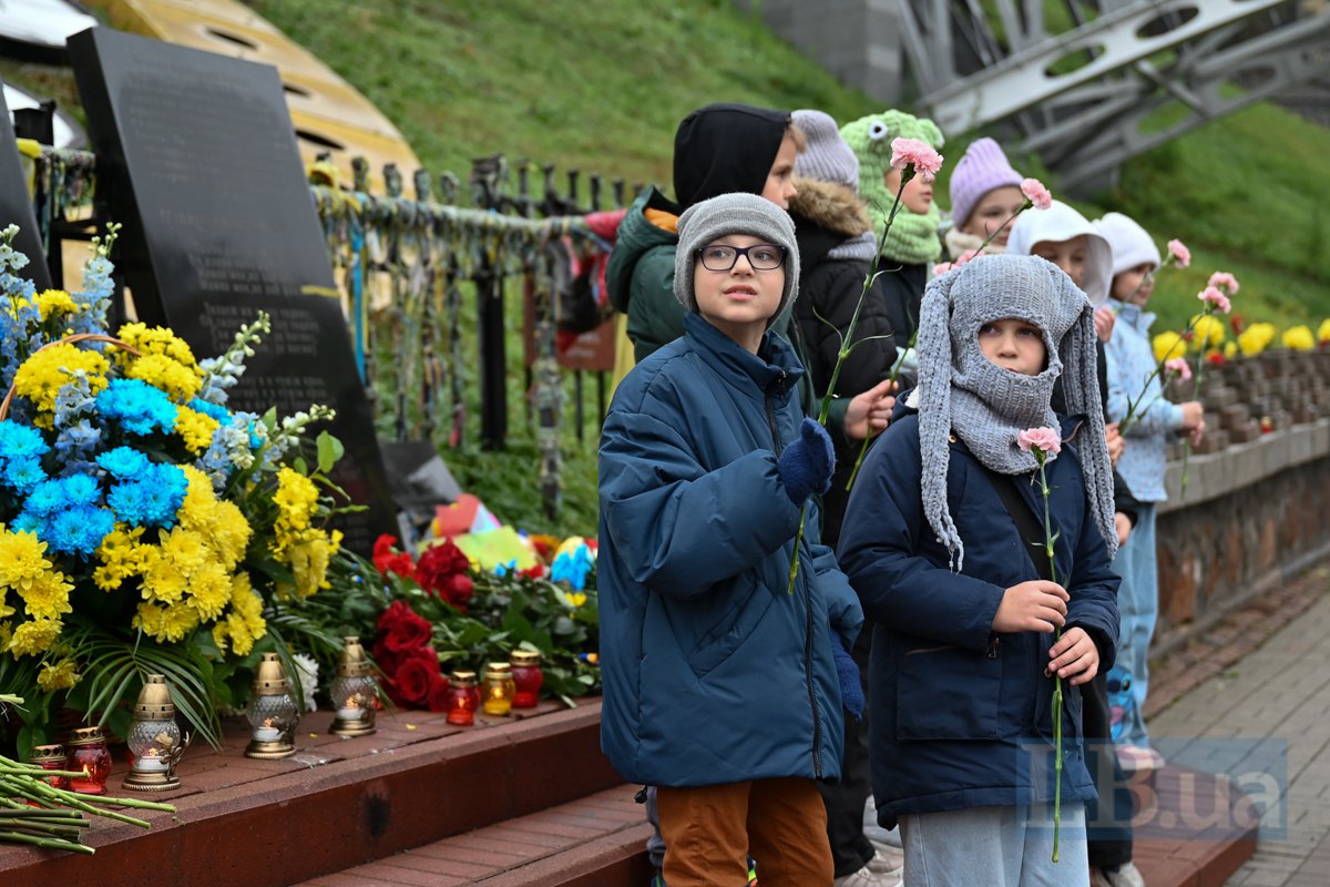 Юні Кияни під час вшанування пам'яті Героїв Небесної Сотні на Майдані з нагоди Дня Гідності та Свободи у Києві, 21 листопада
2025.&nbsp;