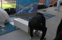 Трофей Евро-2020 чуть не разбился, упав в прямом эфире вместе с пьедесталом в Румынии