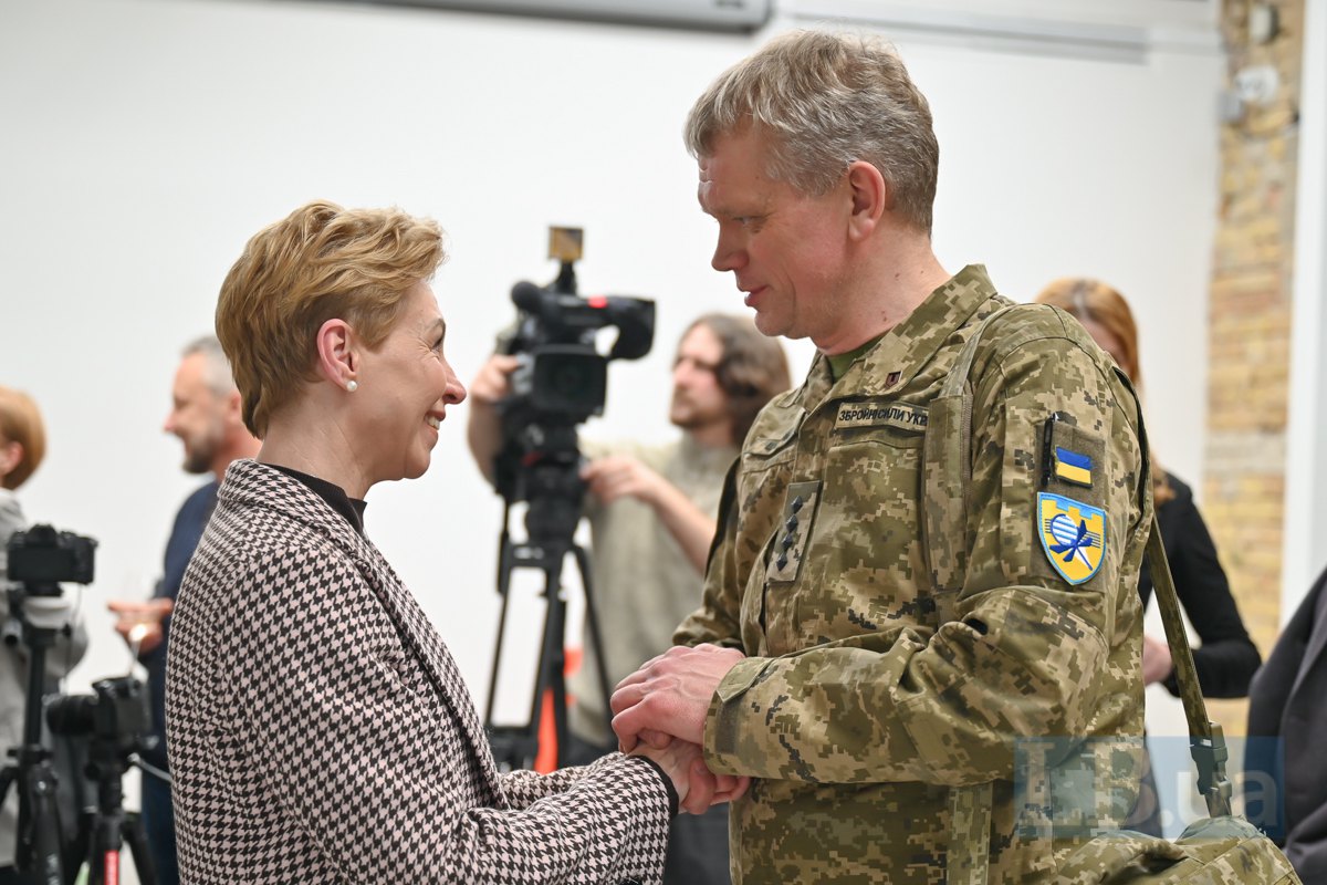 керівниця проєкту ‘Факти тижня’ Оксана Соколова і Ігор Швайка екс-міністр аграрної політики та продовольства України, військовослужбовець ЗСУ Ігор Швайка