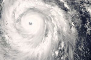 В Японии тайфун забрал жизни двух человек