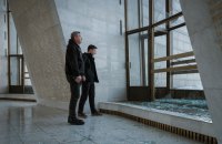 Росіяни пошкодили зал слави у підніжжі монумента «Батьківщина-мати»