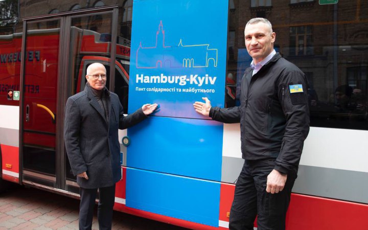 До Києва прибув мер Гамбурга і передав допомогу – автобуси та швидкі